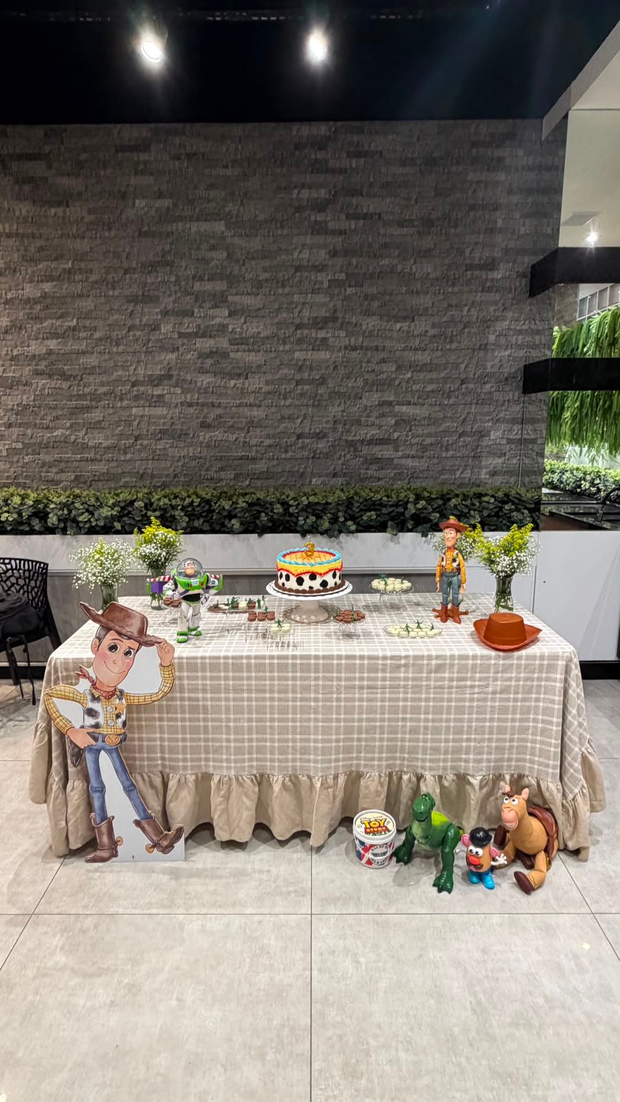 Mesa de bolo e decoração temática Toy Story em festa de aniversário no foyer do Cinema Villa Rica em Londrina
