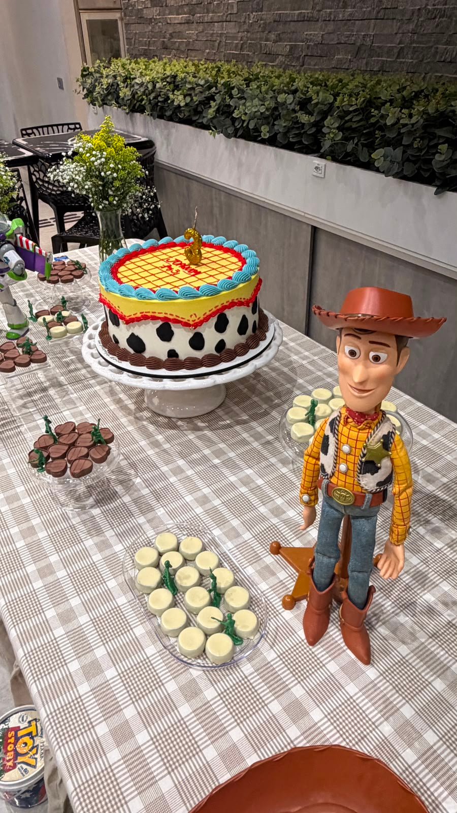 Parabéns na tela grande durante sessão fechada de aniversário no Cinema Villa Rica
